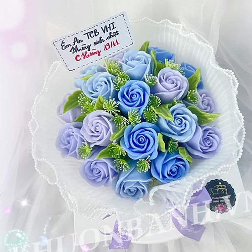 Voan bọc bánh sinh nhật von tạo hình bó hoa