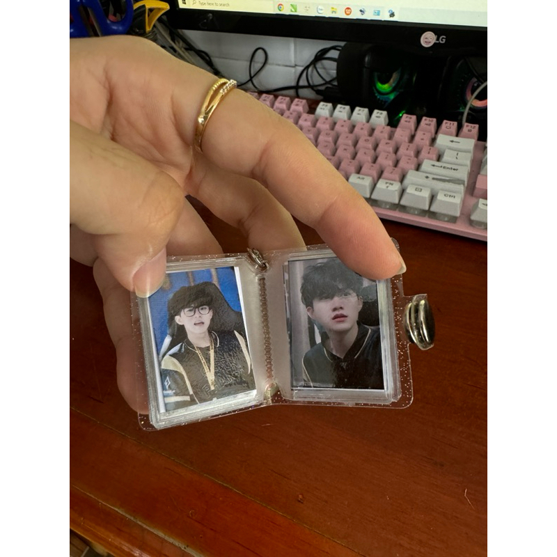 Móc khoá album Jiro đưng được 16 ảnh