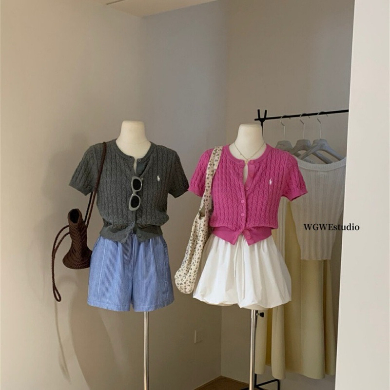 Áo Len Dệt Kim Tay Ngắn WGWE Cài Nút Nữ Cổ Tròn Thêu Logo Ngựa 29 Store Phong Cách Vintage Form Vừa