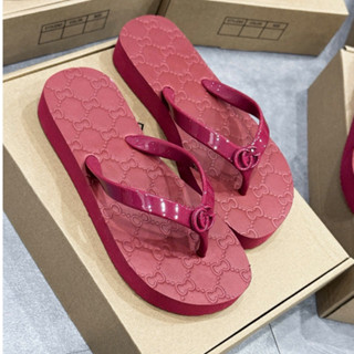 Dép Kẹp Nữ Xỏ Ngón Mũi Tròn Quai Cao Su Đính Logo CG Đế 3 Phân Dập Nổi Ba Màu - T07