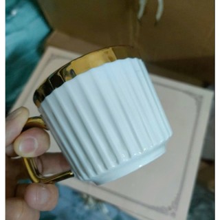 Cốc sứ viền vàng kẻ dọc cap cấp
