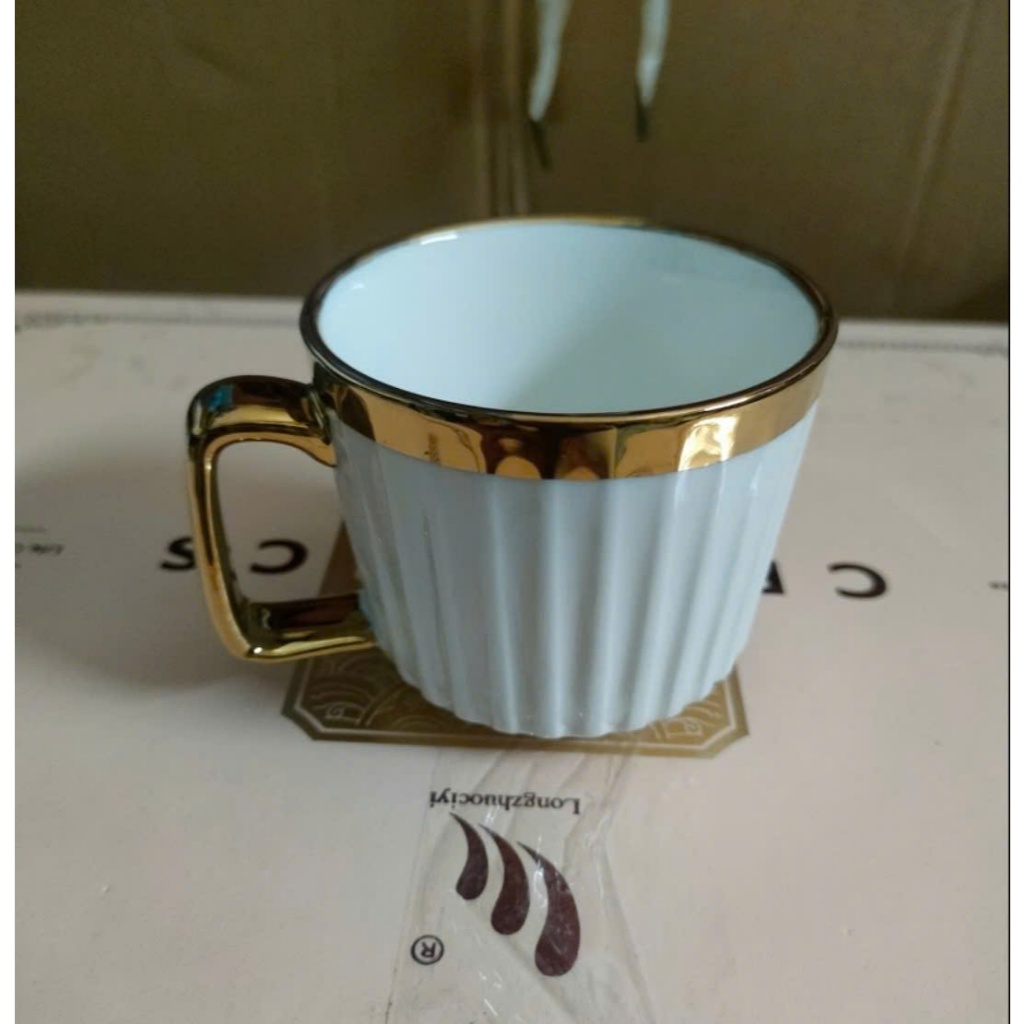 Cốc sứ viền vàng kẻ dọc cap cấp