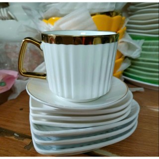 Cốc sứ viền vàng kẻ dọc cap cấp