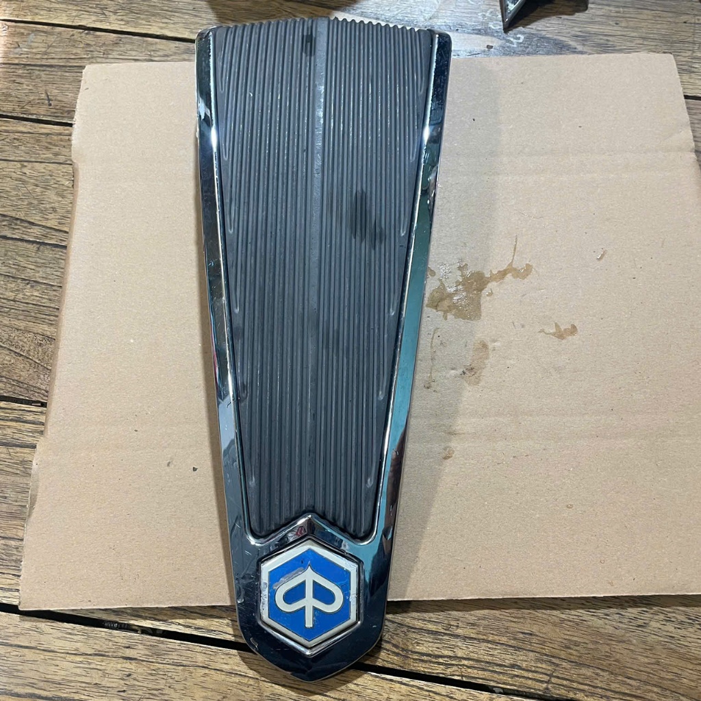 Mặt nạ trước + logo xe Liberty piaggio hàng zin tháo xe chính hãng còn mới , nắp cho tất cả các đời