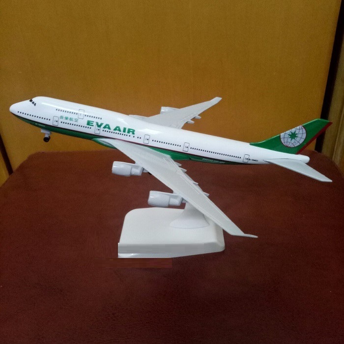 Máy bay mô hình B747 Eva Air 20cm có bánh xe