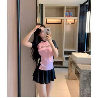 Bikini đi biển nữ cao cấp 2 mảnh váy xoè có quần đùi bên trong, áo AZONSWIM tay ngắn phối đen và hồng xinh xắn kín đáo