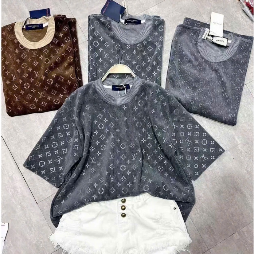 Aó Phông Nhung LV Chữ Dập Cao Cấp_ Áo thun nhung nam nữ Eo vì  Bo cổ len from rộng siêu chất , siêu 