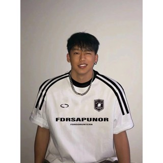 HIP Áo Thun Nam Họa Tiết Ba Sọc và Chữ Mùa Hè - Form Rộng Phong Cách Streetwear, Cotton Mềm Mại Thoáng Khí