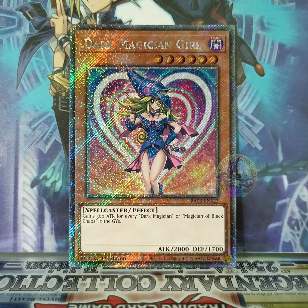 Dark Magician Girl (Heart Background) – RA03-EN123 – Platinum Secret Rare [Thẻ bài Yugioh]
