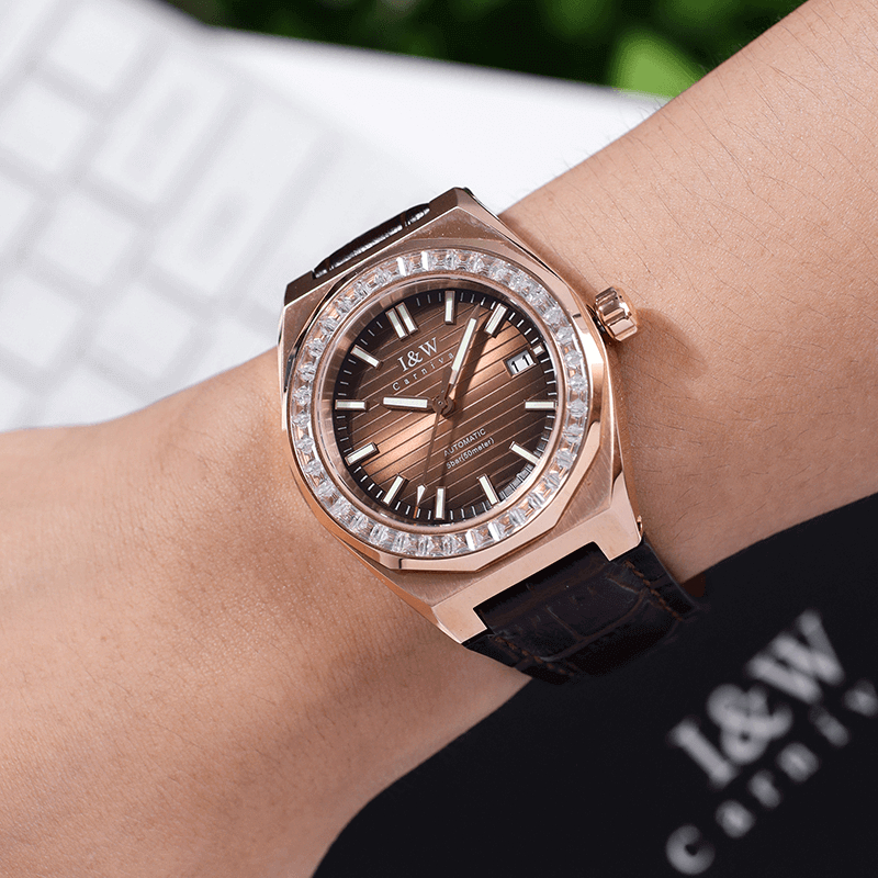 Cận cảnh mặt số đồng hồ I&W Carnival 733 vỏ vàng