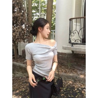  Áo thun nữ lệch vai Hàn Quốc thiết kế xoắn trendy kiểu dáng ôm tôn dáng áo thun nữ cá tính hot trend   E_A08   