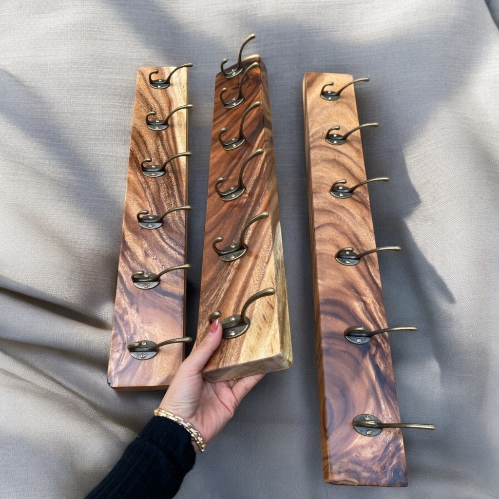 Mắc quần áo gỗ Me Tây tự nhiên, móc đồng giả cổ - Xưởng Mộc Maido