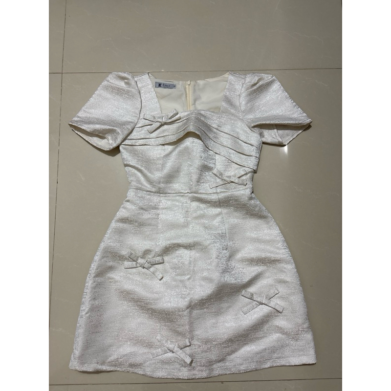 Pass NEW váy tay phồng Emvy Size S, không có quần trong