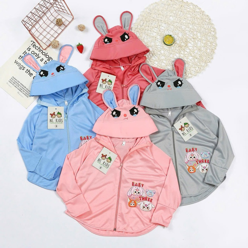 Áo chống nắng in hình BABY THREE tai thỏ, chất thông hơi thoáng mát cho bé