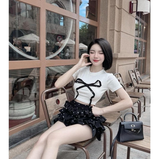 Set bộ nữ, áo croptop ôm body đính nơ dây mặc cùng chân váy tầng xinh xắn, phong cách