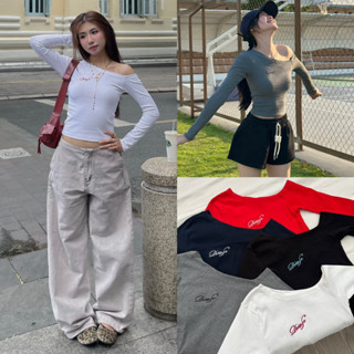 LUCIE TOP - Áo Thun DEROSE Lệch Vai Thêu Chữ Chất Thun Trơn Mịn 4 Chiều