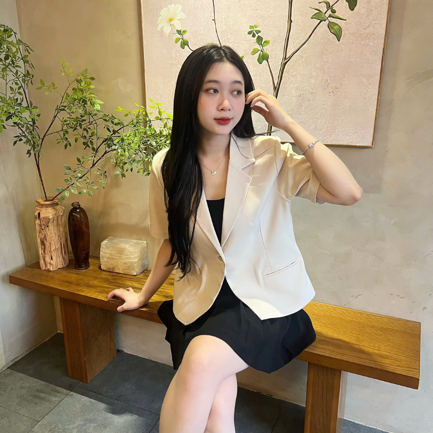 Áo khoác blazer nữ, dáng lửng gấu áo vuông, tay ngắn, có đệm vai, có túi, phong cách thanh lịch