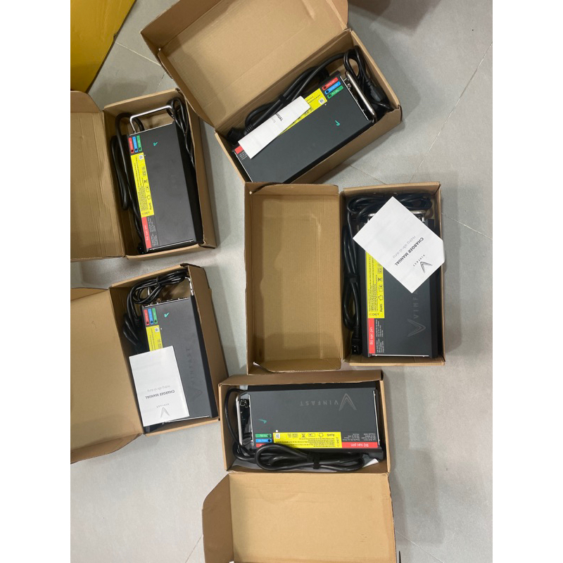 Sạc 1000W Mới dùng cho dòng pin Lfp : Evo,Evo Lite,Feliz S,Klara S2,Theon S,Vento S xe Vinfast.