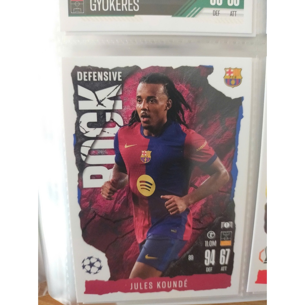 Thẻ Bóng Đá Topps Match Attax 24/25 EXTRA Defensive Rock Jules Kounde - Barcelona - Barca - M10