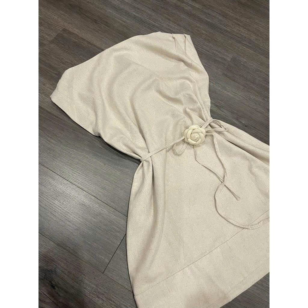 Váy Linen Cổ Thuyền Tay Hến Chiết Eo Dáng Ngắn Kèm Dây Buộc Eo Và Tag Hoa Trà Thanh Lịch (Ảnh Thật Trải Sàn) Lollaye | BigBuy360 - bigbuy360.vn