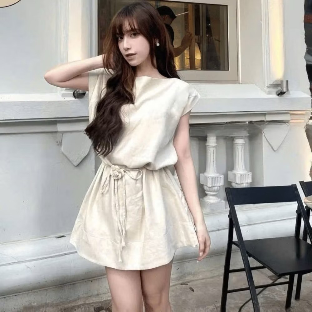 Váy Linen Cổ Thuyền Tay Hến Chiết Eo Dáng Ngắn Kèm Dây Buộc Eo Và Tag Hoa Trà Thanh Lịch (Ảnh Thật Trải Sàn) Lollaye | BigBuy360 - bigbuy360.vn