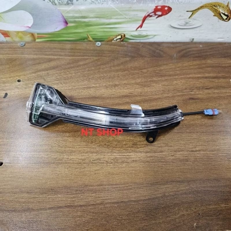 Đèn xi nhan gương chiếu hậu BMW 520i hàng NEW 100%