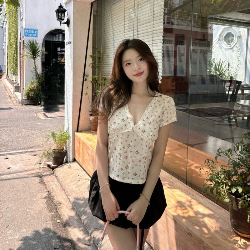 Áo Giselle Nữ Tay Ngắn Cổ V Phối Viền Ren Xinh Xắn | BigBuy360 - bigbuy360.vn