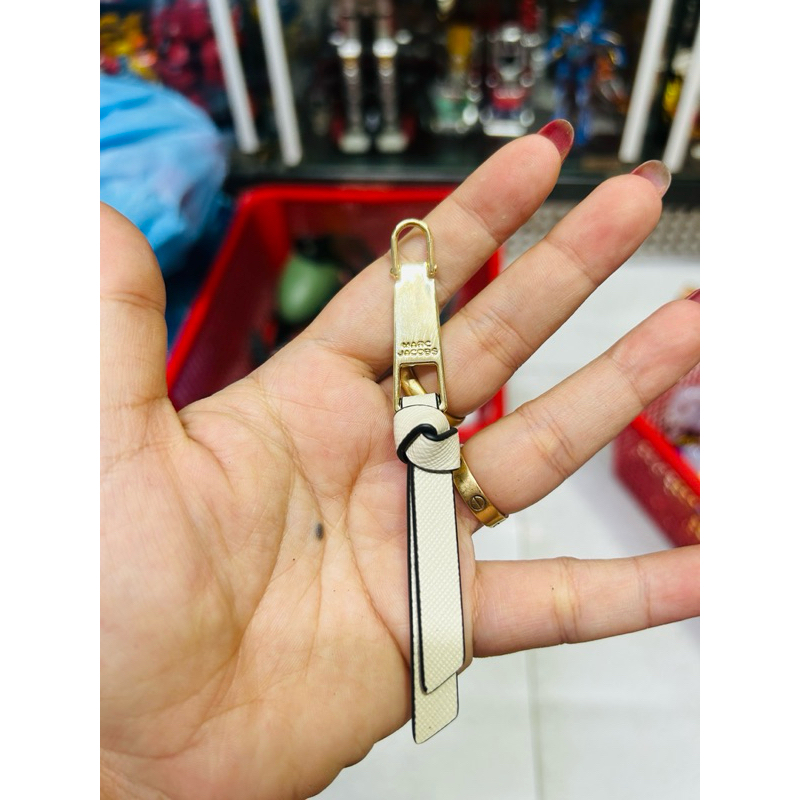 Móc khoá kéo túi MARC JACOBS Signet Circle Crossbody