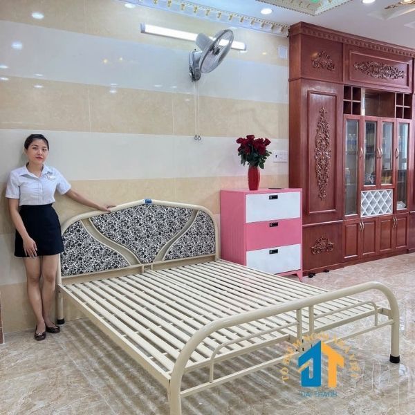 Giường sắt kiểu tròn cách điệu 1m4 dài 2m