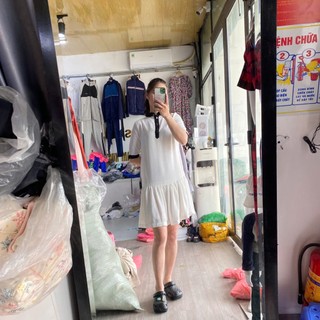 90453 Đầm trắng viền cổ và tay, hai túi hông, bèo gấu, lỗi
