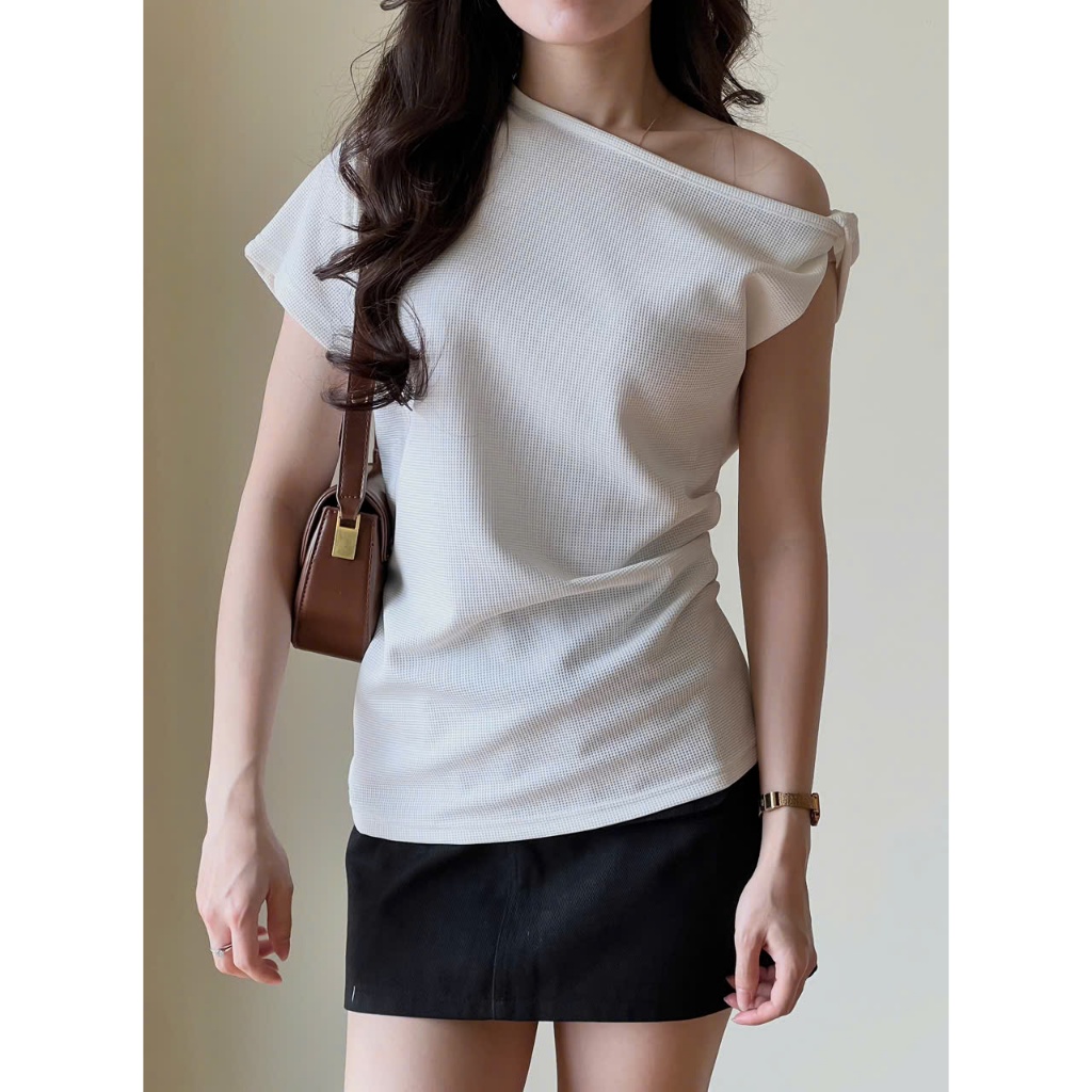 XẢ HÀNG GIÁ GỐC  Áo Thun Tổ Ong Kiểu Lệch Vai, Áo Phông Ngắn Tay Basic Trơn Form Vừa, Áo Kiểu Hở Vai Nhún Eo Tuna Store | BigBuy360 - bigbuy360.vn