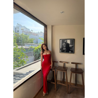 Đầm dài hai dây đỏ thuần đằng sau xẻ