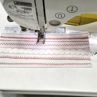 MÁY MAY KHÂU GIA ĐÌNH BROTHER B 300, đời mới hoạt động êm,  không kén vải mỏng.