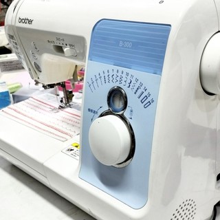 MÁY MAY KHÂU GIA ĐÌNH BROTHER B 300, đời mới hoạt động êm,  không kén vải mỏng.