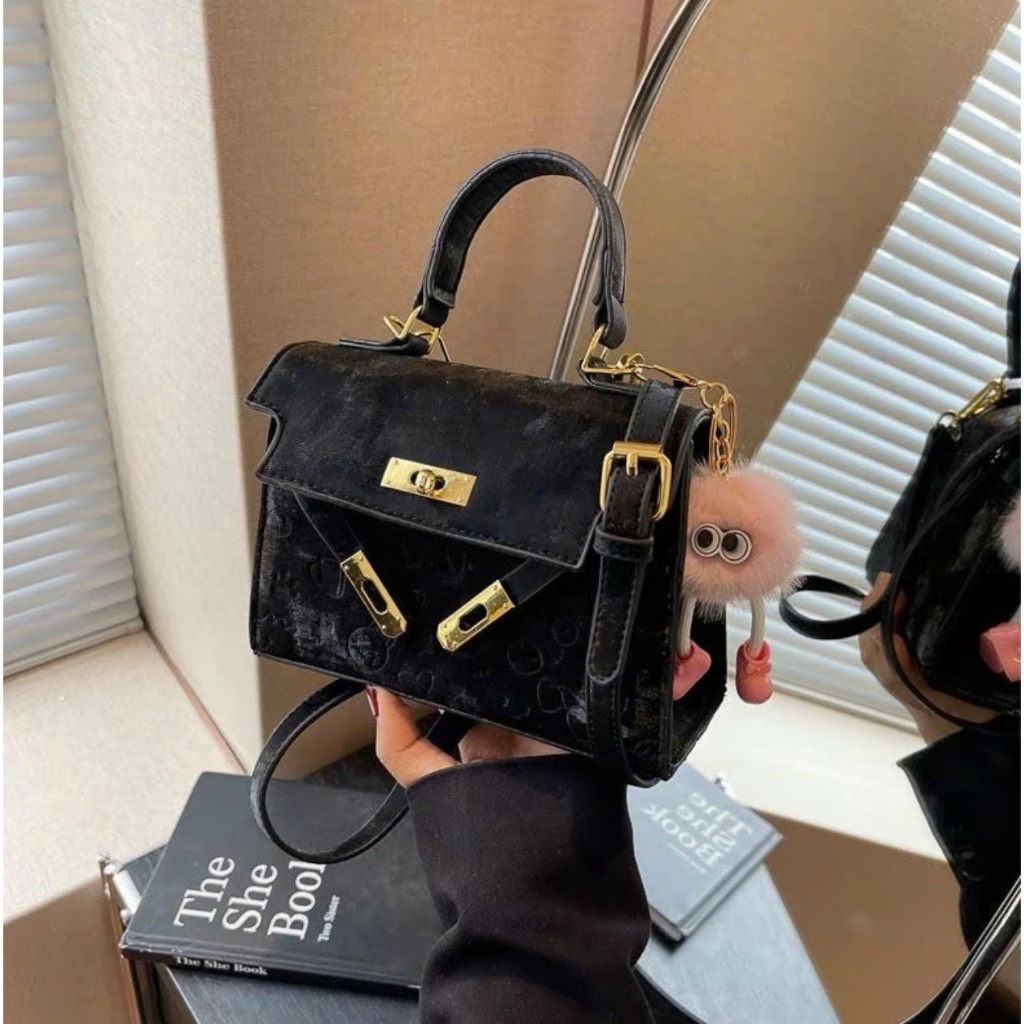 Túi xách nữ thời trang túi đeo chéo da trần nhung size 20cm tặng kèm móc bông dễ thương - HT022 | BigBuy360 - bigbuy360.vn