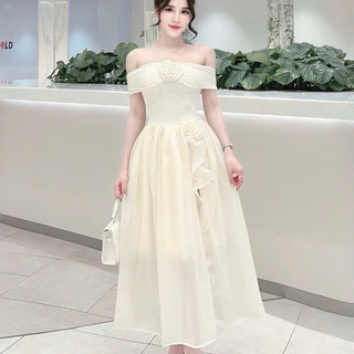 Váy trễ vai rúm eo, ngực kèm hoa