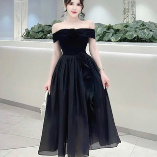 Váy trễ vai rúm eo, ngực kèm hoa
