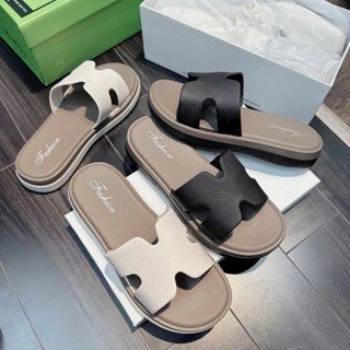  Dép nữ chữ H mẫu mới 2025 đế 2 cm ,dép lê quai ngang cao su êm chân nền màu nâu quai màu trắng đen chống trơn trượt 