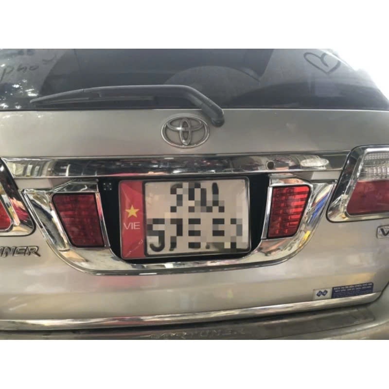 Khung viền biển số Fortuner 2008 2009 có đèn, hàng đẹp