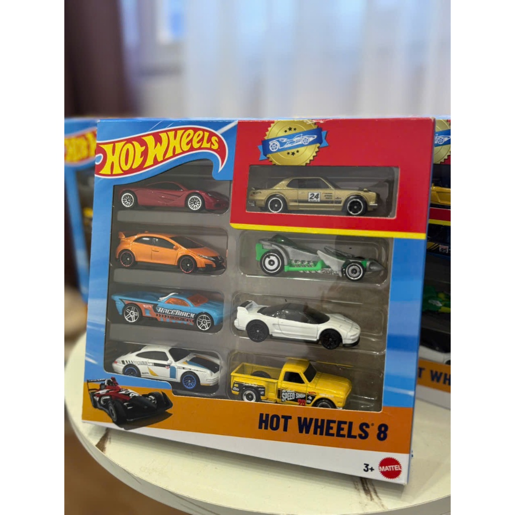 Hot Wheels 8 Cars & Trucks Set