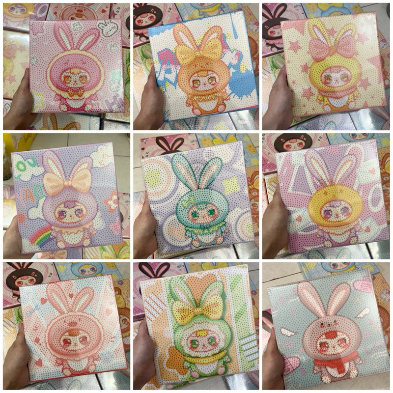 (Size 20x20cm) Tranh đính đá Baby Three Thỏ Thị Trấn khung viền 20x20cm kèm bộ dụng cụ đính đá