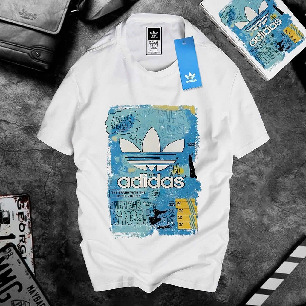 Áo thun nam nữ unisex Adidas M24 ba lá màu trắng nền xanh hottrend, điểm nhấn là logo adidas rằn ri cực chất