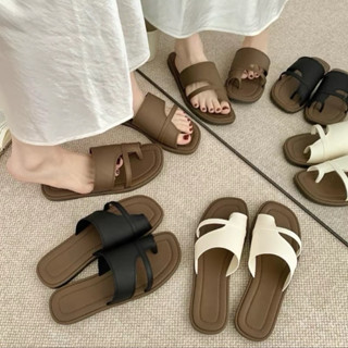 Dép nữ xỏ ngón đế bệt PVC, phối quai ngang sang chảnh gồm 3 màu.