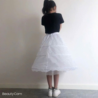 tùng 8 vành mặc chân váy cưới