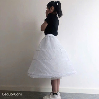 tùng 8 vành mặc chân váy cưới