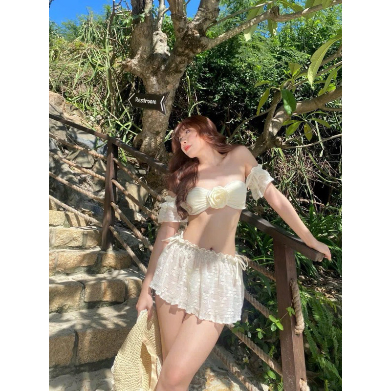 Bikini đi biển Bikini 3 món gắn hoa váy ren cao cấp ( che tên - hoả tốc)