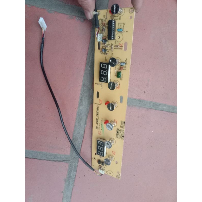 mạch điều khiển hiển thị của bếp từ đôi Kangaroo KG498N tháo bếp còn đẹp