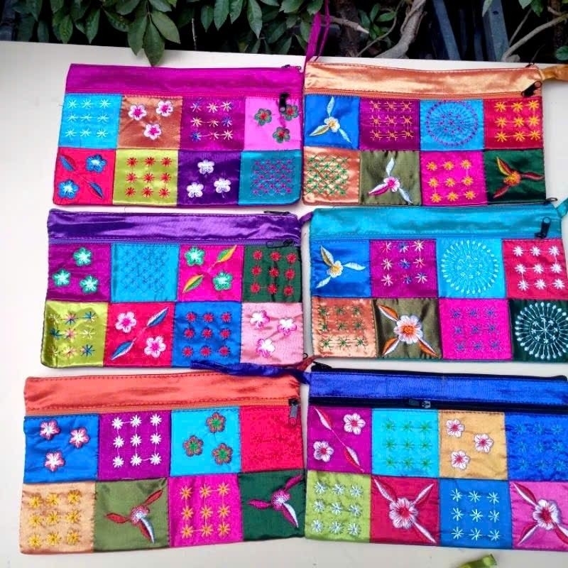 Ví cầm tay thêu hoạ tiết vuông hàng Việt Nam - made in Việt Nam