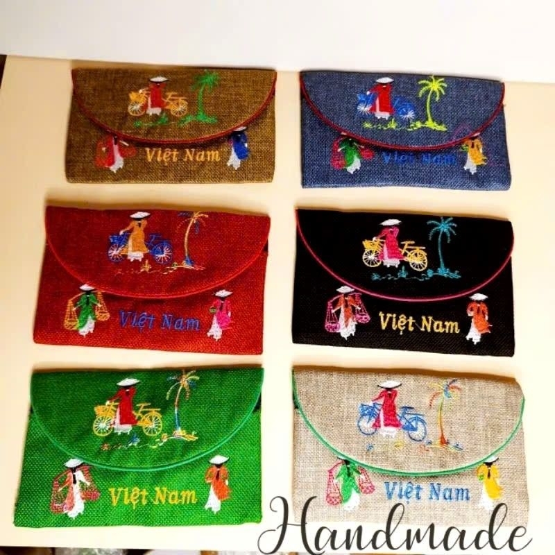 Ví cầm tay vải đay thêu hình cô gái áo dài Việt Nam