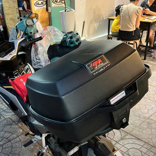 Thùng sau xe máy Givi E20n - hộp đựng đồ 39 lít